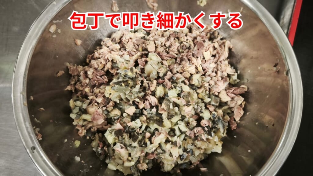 スッポンのさばき方：包丁で叩き細かくする